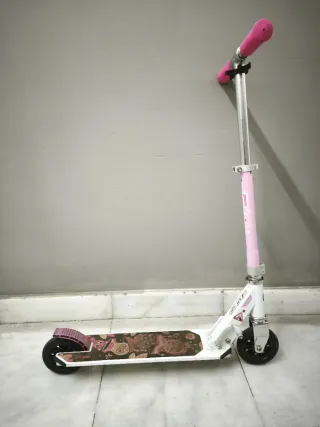 Patinete infantil rosa y blanco marca oxelo.