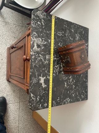 Mueble de madera con tapa de mármol