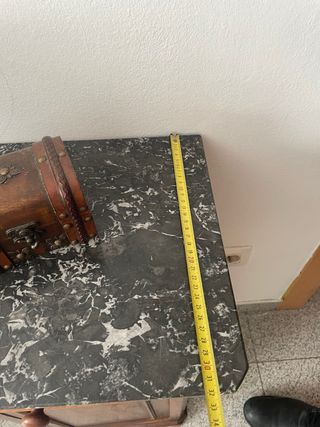 Mueble de madera con tapa de mármol