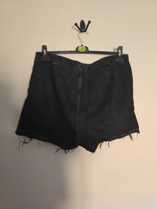 Falda Short Negra Deshilachada