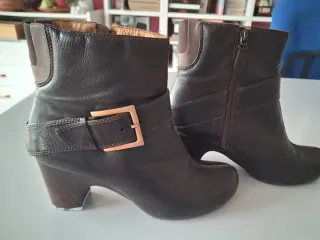 Botines de piel de tacón marrones con hebilla