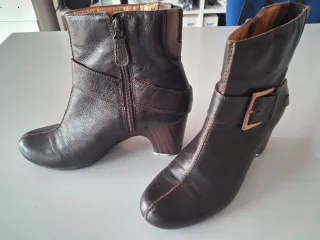 Botines de piel de tacón marrones con hebilla