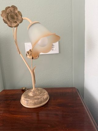 Juego de lámparas y mesitas de noche