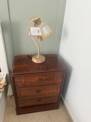 Juego de lámparas y mesitas de noche