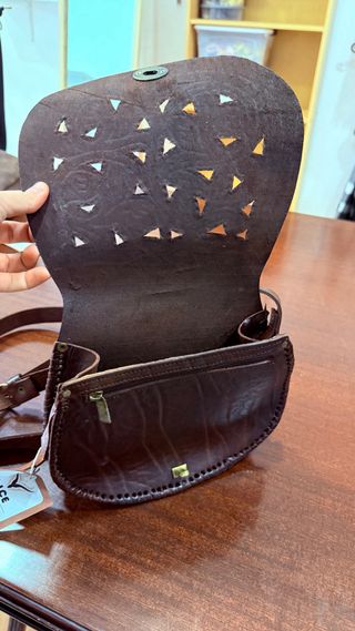 Bolso artesanal de cuero marrón
