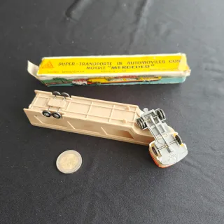 Camión Mercedes Transporte Coches con 3 vehículos