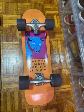 Surfskate arancione con design di toro