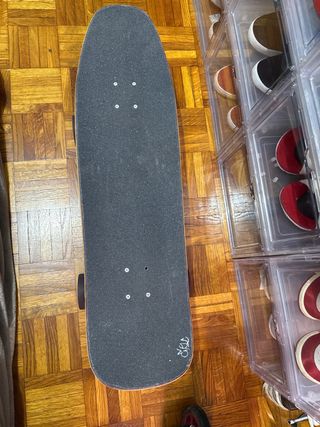 Surfskate arancione con design di toro