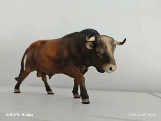 Antigua Escultura porcelana Toro Firmada. Martinu