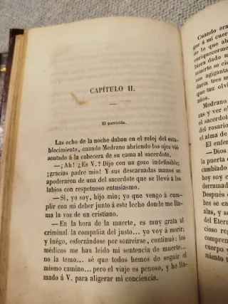 5 libros muy antiguos religiosos .