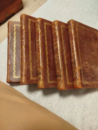 5 libros muy antiguos religiosos .