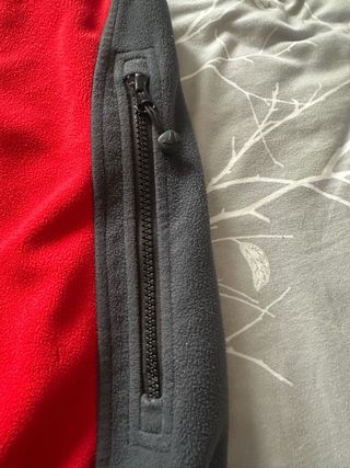 Chaleco Millet Rojo y Gris. Polar