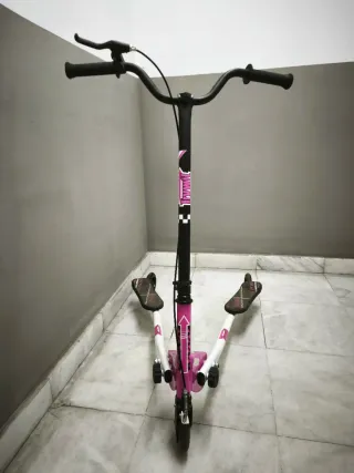 Patinete 3 ruedas rosa y blanco marca Trywill