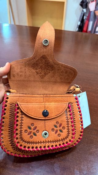 Bolso artesanal cuero marrón y rosa