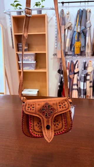 Bolso artesanal cuero marrón y rosa