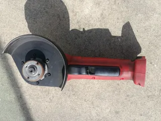 Radial Milwaukee con baterías y cargador