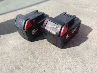 Radial Milwaukee con baterías y cargador