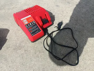 Radial Milwaukee con baterías y cargador