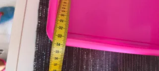 Bandejas de plástico azul y rosa