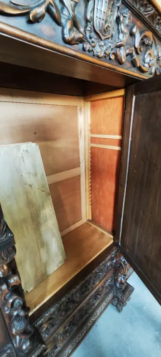 Armario, recibidor ,mesa y 6 Sillas Antiguas