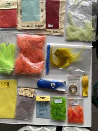 Materiale per costruzione esche da pesca