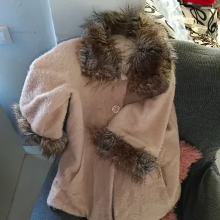 Abrigo rosa con cuello y puños de pelo sintético
