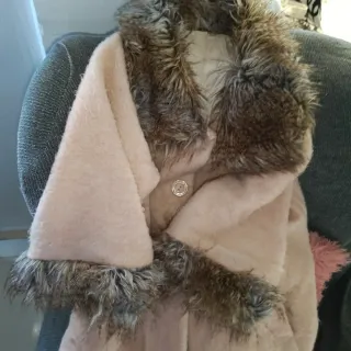 Abrigo rosa con cuello y puños de pelo sintético