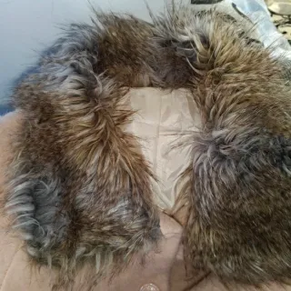 Abrigo rosa con cuello y puños de pelo sintético