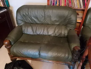 Divano in pelle verde e legno