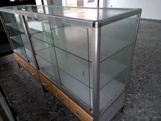 Mostrador aluminio y cristal con cajones