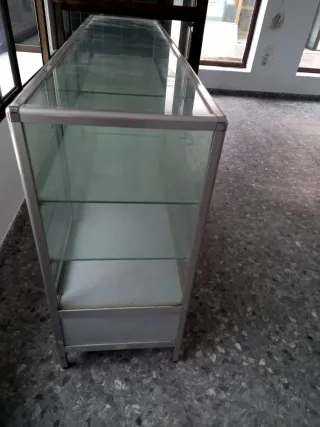 Mostrador aluminio y cristal con cajones