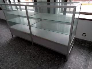 Mostrador aluminio y cristal con cajones