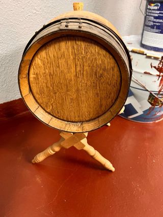 Barril de madera con base