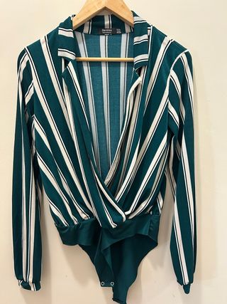 Body Bershka verde de rayas cruzado – Elegante