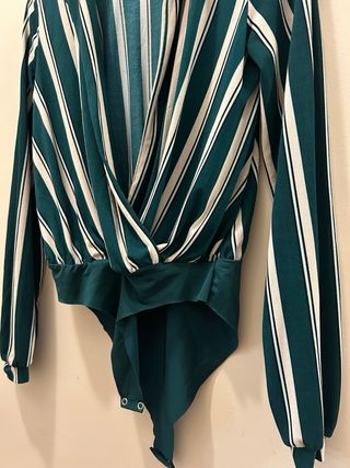 Body Bershka verde de rayas cruzado – Elegante