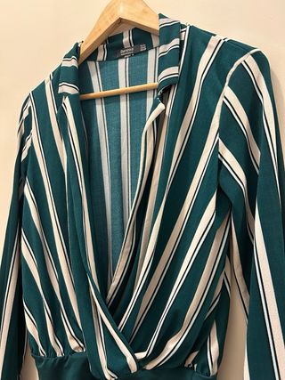 Body Bershka verde de rayas cruzado – Elegante