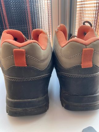 Botas de montaña marrones y naranjas