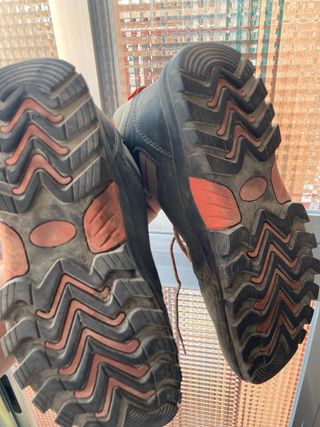 Botas de montaña marrones y naranjas