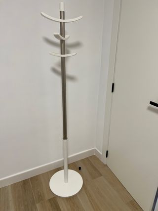 Perchero de pie blanco y gris