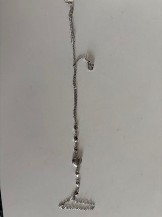 Dos pulseras, una dorada y otra plateada