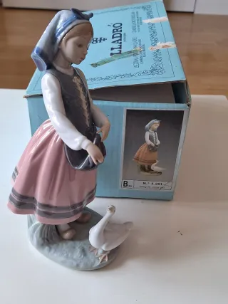 Figura Lladro Porcelana Asturianina con Pato