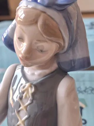 Figura Lladro Porcelana Asturianina con Pato