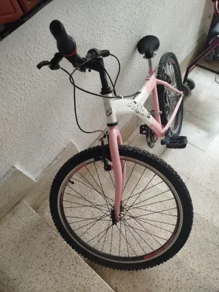 Bicicleta infantil rosa y blanca