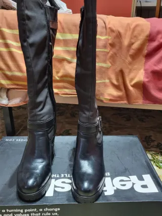 Botas altas Refresh negras con hebillas