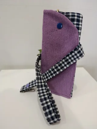 Funda de gafas morada y cuelga llaves