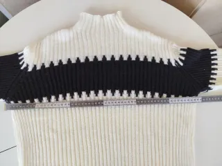 Bonito Conjunto de Falda y Jersey de Punto