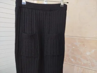 Bonito Conjunto de Falda y Jersey de Punto