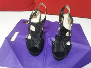 Zapatos de tacón negros con pedrería
