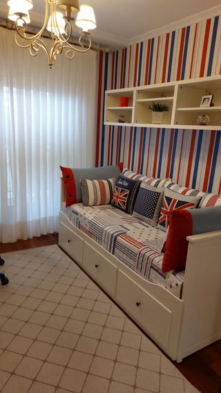 Conjunto Colcha, Cojines y Estantería