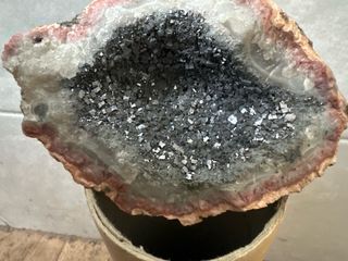 Geode con cristalli neri